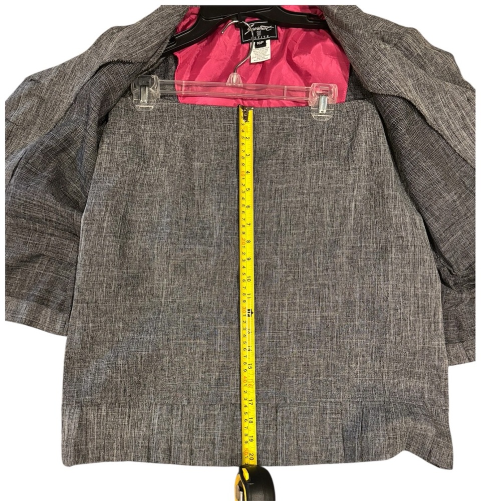 Elegant Women's Gray Blazer with Pink Lining - Picture 3 of 5